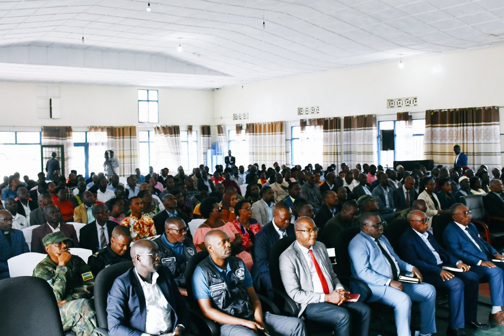 D_Nzogera's tweet photo. Iyi nama Kandi yafunguwe kumugaragaro n'Umuyobozi w'agateganyo wa @MusanzeDistrict bwana @HBizimana yitabiriwe n'Umuyobozi wa @RwandaNorth bwana @gahundemaurice, Depite Mpebyemungu Winifride, Inzego z'Umutekano, Abayobozi mu nzego zitandukanye,zirimo iza Leta, abikorera nabandi https://t.co/9HD3R11014