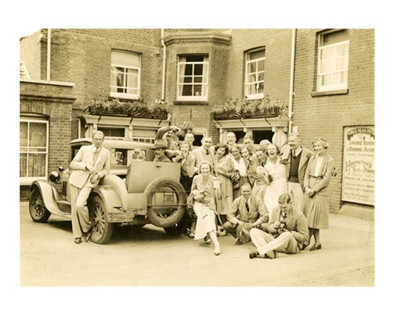 A party of friends outside the White Horse pub in Coltishall, #Norfolk, c. 1935, courtesy of @GressenhallFW. Is there someone you could #JustCall to reminisce about good times at your local? historybeginsathome.org #EndLoneliness #HBAHPubs