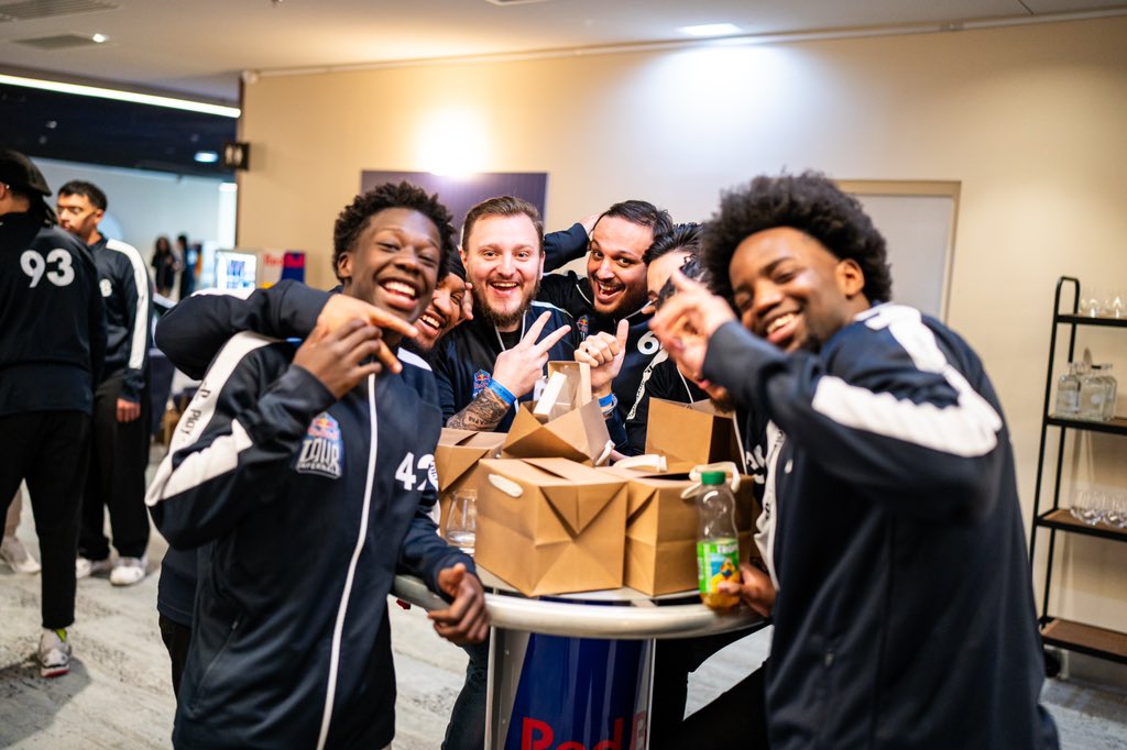 L’event était incroyable ! Ça rit, ça pleure, ça combat, ça s’aime surtout. 

Merci à tous pour ce moment à la #TourInfernale 

<a href="/RedBullFrance/">Red Bull France</a> <a href="/KametoTV/">KametoTV</a> <a href="/AREtoiles/">Etoiles</a> <a href="/Doigby/">Doigby</a> <a href="/PlayStationFR/">PlayStation France</a> GG à vous !