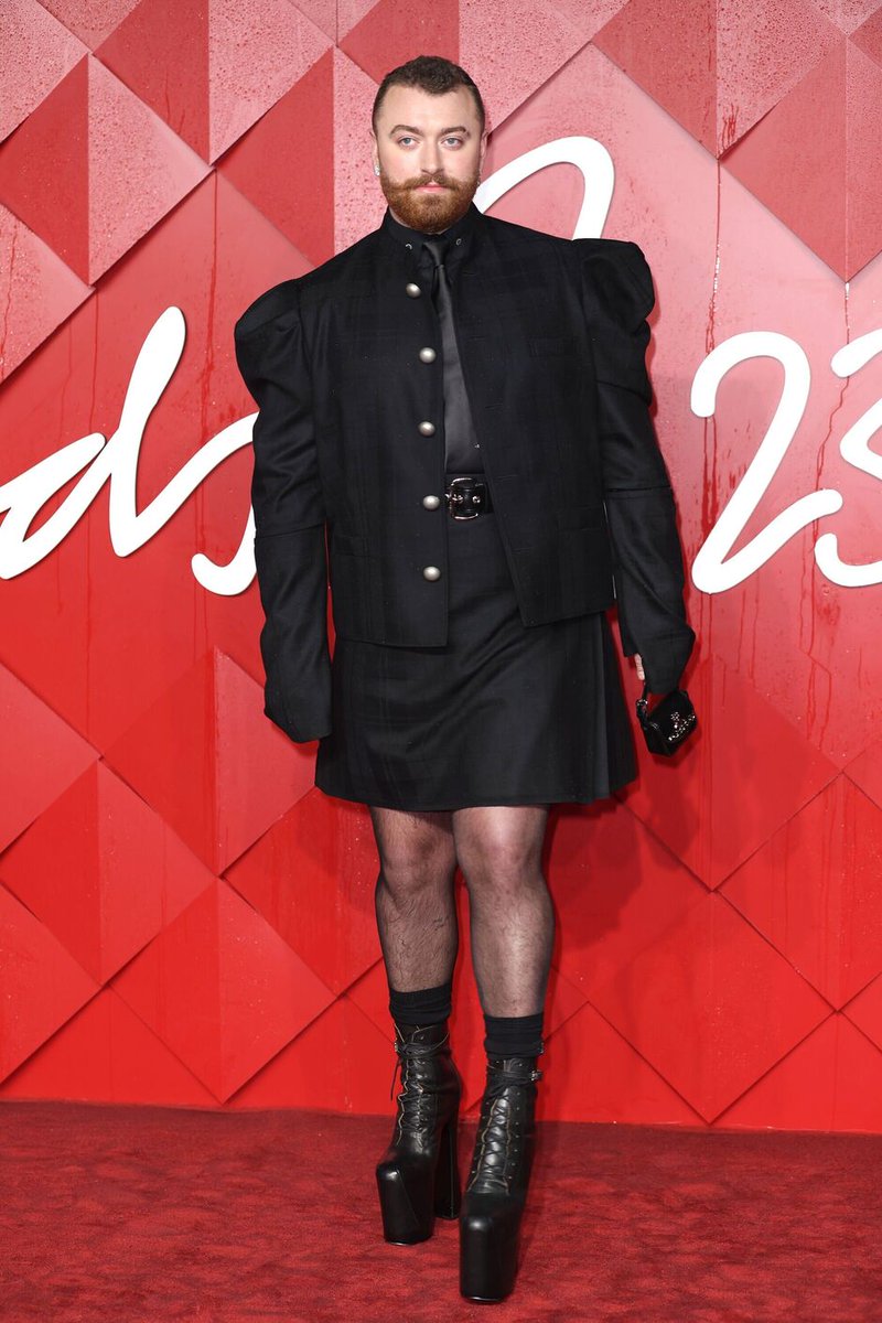 Sam Smith, Fashion Awards 2023'te çarpıcı kombiniyle poz verdi
#SamSmith #FashionAwards #FashionAwards2023