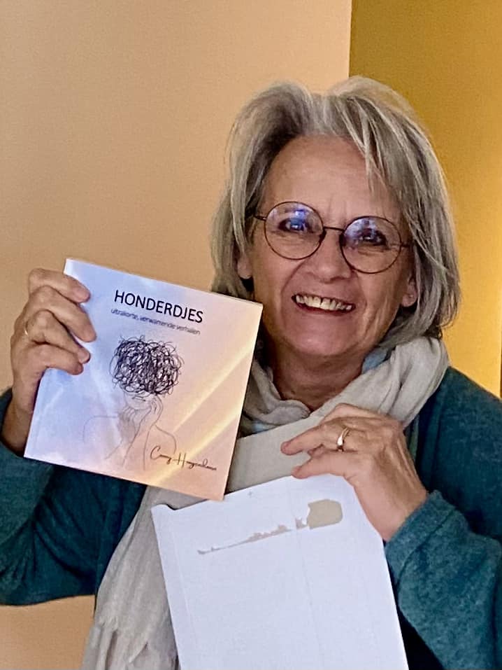connyhoog's tweet photo. En toen was hij er … mijn eerste HONDERDJES. . 
Hoe gaaf om de proefdruk vast te kunnen houden. 
Nu alles nog een keer zorgvuldig doorlezen, dan kan de drukker helemaal los!
Bestellen? Mail naar choogendoorn@gmail.com
#honderdjes #proefdruk #verhalenbundel #uKV #zkv #aquaZZ https://t.co/5bu3Zdd3Bv