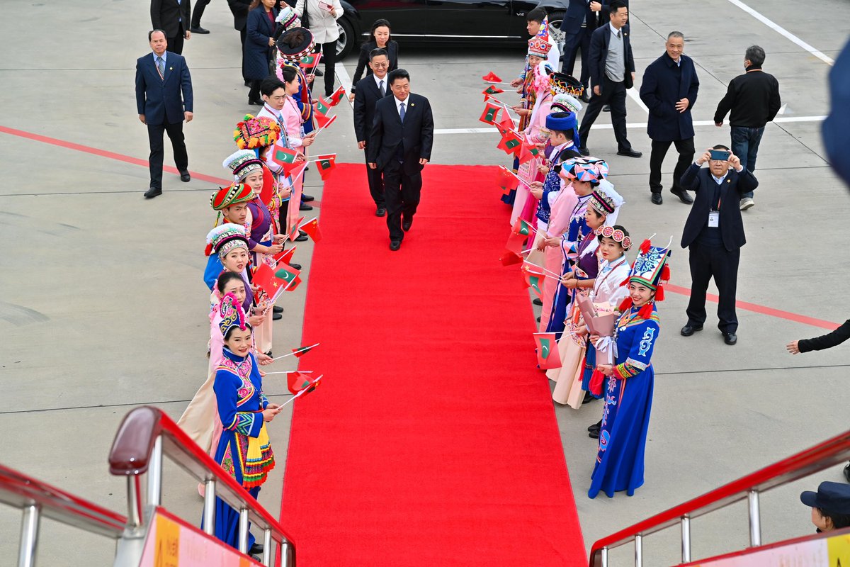 presidencymv's tweet photo. Vice President H.E. Hussain Mohamed Latheef arrives in China on an official visit. The Vice Chairman of the Yunnan Provincial Political Consultative Conference and the Deputy Director General of the Yunnan Provincial Foreign Affairs Office received him upon arrival. https://t.co/bXsEjngrt7