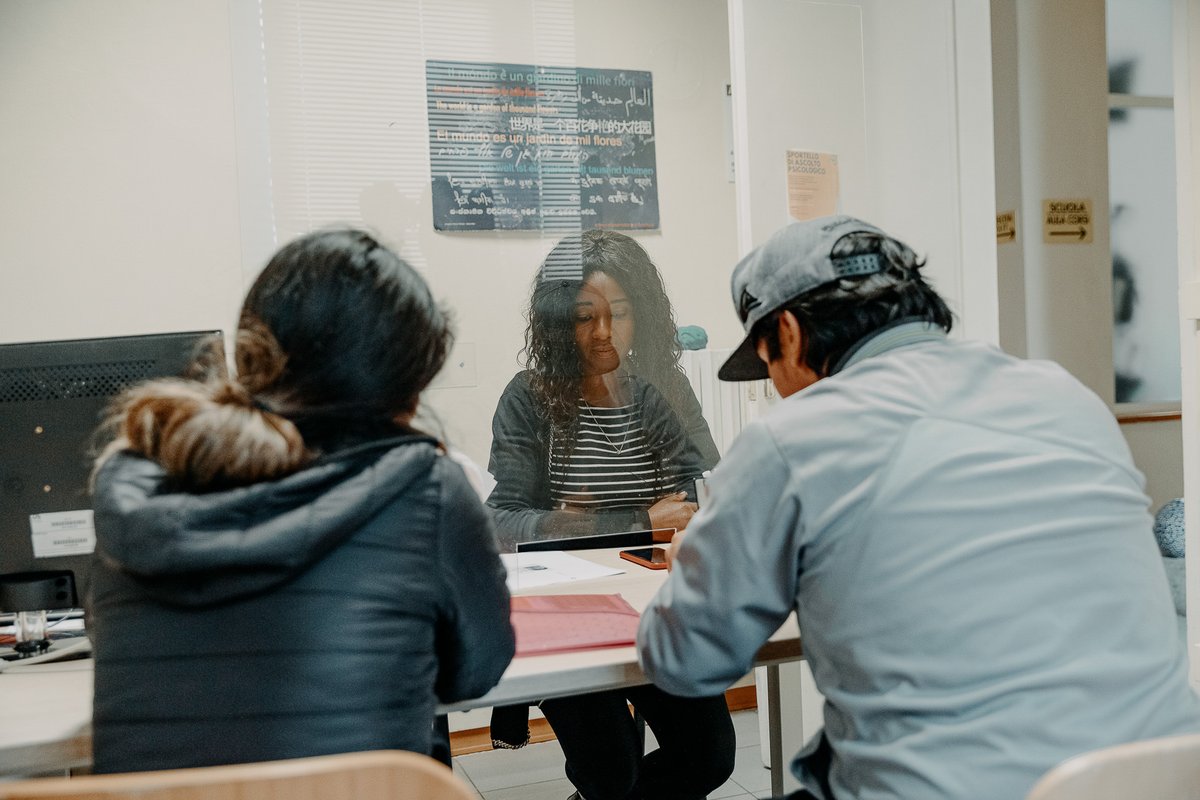 🔴 Un racconto della vita degli Help Center: l'esperienza di uomini e donne #senzadimora, di ragazzi in difficoltà, di operatori e operatrici, di volontari e di professionisti dell’accoglienza. 

FOTO di Gaze Collective per <a href="/ONDSFS/">ONDS</a>  👉 bit.ly/storieHelpCent…