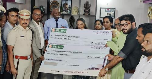 VistaraNews's tweet image. Captain Pranjal: ಹುತಾತ್ಮ ಯೋಧ ಪ್ರಾಂಜಲ್‌ ಕುಟುಂಬಕ್ಕೆ 50 ಲಕ್ಷ ಪರಿಹಾರದ ಚೆಕ್‌ ಹಸ್ತಾಂತರ

vistaranews.com/.../rs-50-lakh… 

#vistaranews #CaptainPranjal #Siddaramaiah #bangalore
ವಿಸ್ತಾರ ನ್ಯೂಸ್ ಕಮ್ಯುನಿಟಿ ಸೇರಿ:
bit.ly/vistaranc