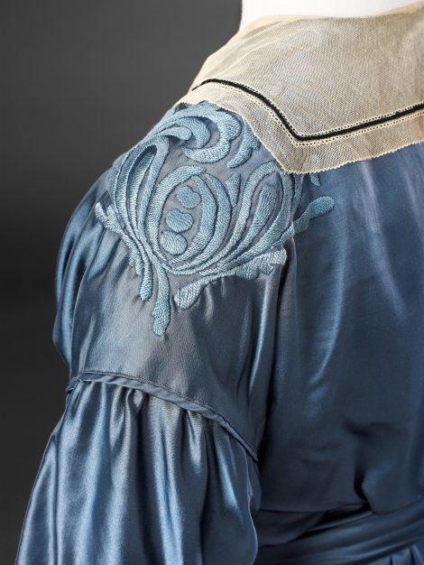 Some soft icy blue silk that combines #Liberty’s penchant for artistic dress around 1913 with the briefly fashionable hobble skirt, a mix of aesthetics in this early 20th century transitionary time @JBCollection_uk #fashionhistory