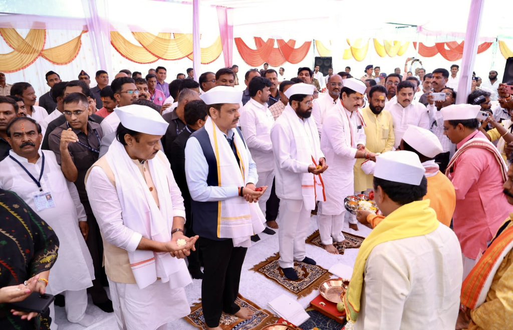 Dev_Fadnavis's tweet photo. 🕒 2.55pm | 5-12-2023 📍 Parali, Beed | दु. २.५५ वा. | ५-१२-२०२३ 📍 परळी, बीड

🔸 Bhoomi Pujan of development projects at the Shri Kshetra Parali Vaijnath Temple premises
🔸 श्री क्षेत्र परळी वैजनाथ मंदिर परिसरात विकासकामांचे भूमिपूजन
🔸 श्री क्षेत्र परली वैजनाथ मंदिर परिसर में विकास कार्यों का भूमिपूजन

@mieknathshinde @AjitPawarSpeaks @dhananjay_munde @Pankajamunde
#Maharashtra #Beed #Temple #Development #Parali #ParliVaijnathTemple #HarHarMahadev #ॐनमःशिवाय