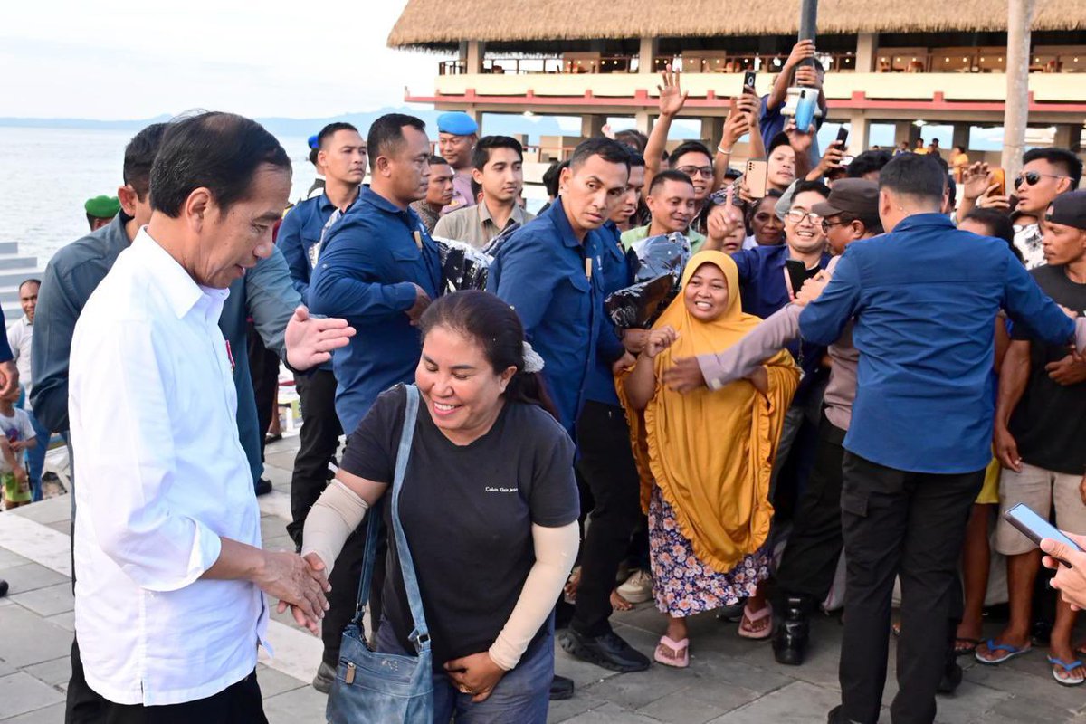 kangdede78's tweet photo. Tiba di Kota Kupang, Presiden Jokowi Sapa Warga di Kawasan Pantai Kelapa Lima

Dari Bandar Udara Internasional El Tari, Presiden Joko Widodo melanjutkan perjalanannya menuju hotel tempatnya bermalam selama di Kota Kupang, Provinsi Nusa Tenggara Timur (NTT), pada Selasa, 5 Desember 2023. Setibanya di hotel, Presiden disambut meriah oleh banyak masyarakat yang telah menunggu kehadirannya di pinggir jalan.

Melihat hal tersebut, sekira pukul 17.20 WITA, Presiden Jokowi tidak langsung memasuki hotel tempatnya bermalam, melainkan berjalan menghampiri kerumunan masyarakat yang memanggilnya. “Pak Jokowi, Pak Presiden,” teriak masyarakat ramai dari kejauhan.

Masyarakat Kota Kupang yang saat itu sedang memenuhi Kawasan Pantai Kelapa Lima pun sontak bergerak mendekati Presiden Jokowi. Sambil berjalan, Presiden Jokowi pun menyapa para masyarakat dan juga beberapa kali menerima ajakan swafoto dari mereka.

Selain itu, ditemani oleh Pj. Gubernur NTT Yodhia Kalake dan Pj. Walikota Kupang Fahrensy P. Funay, Kepala Negara tampak berjalan mengarah ke tepi pantai untuk melihat situasi Kawasan Pantai Kelapa Lima yang pada tahun 2022 telah diresmikan secara langsung oleh Presiden Jokowi. Di tengah suasana sore yang cerah, Presiden pun tampak melihat secara menyeluruh kawasan tersebut dari tepi pantai.

Masyarakat yang ada di sana pun merasa bahagia dapat melihat dan bertemu langsung dengan Presiden, salah satunya, Mea, warga asli Kupang. Dirinya bercerita bahwa meskipun sudah beberapa kali bertemu Presiden Jokowi secara langsung, dia sangat senang karena pada kali ini bisa berfoto berdekatan dengan Presiden.

“Senang sekali, sebenarnya sudah pertemuan ketiga, tapi sedekat ini baru sekarang. Sangat, sangat senang, sangat bahagia,” ungkapnya.

Mea pun menilai Kawasan Pantai Kelapa Lima saat ini semakin ramai dan menjadi salah satu tempat hiburan baru bagi masyarakat Kota Kupang. “Masyarakat ya semakin banyak penghasilan dari sini, di sini jadi buka tempat hiburan yang baru,” tuturnya.

Sementara itu, Daniel, siswa kelas 5 Sekolah Dasar (SD) yang saat itu juga turut meramaikan Kawasan Pantai Kepala Lima mengaku sangat senang karena upayanya mengejar Presiden Jokowi akhirnya bisa terbalaskan dengan bertemu secara dekat.

“Saya kejar dari situ, sampai ke situ saya mau kejar langsung naik. Saya lari panggil-panggil Pak Presiden,” ceritanya.

Siswa kelas 5 SD itu pun mengaku bahwa dirinya melihat Kawasan Pantai Kelapa Lima yang telah dibangun dan diresmikan oleh Presiden Jokowi pada tahun lalu tersebut menjadi lebih bagus dari sebelumnya. 

“Tambah bagus,” tandasnya.

Untuk diketahui, pada tanggal 24 Maret 2022, Presiden Jokowi secara langsung meresmikan tiga lokasi penataan kawasan Kota Kupang, yang mencangkup Pantai Kelapa Lima, Pantai LLBK/Kota Lama, dan Jalan Frans Seda. Saat itu, Presiden Jokowi berharap bahwa penataan kawasan tersebut dapat mengubah wajah destinasi wisata dan meningkatkan kenyamanan pengunjung untuk berkunjung ke Kota Kupang.

Tampak hadir bersama Presiden dalam kesempatan tersebut yakni Menteri Pekerjaan Umum dan Perumahan Rakyat (PUPR) Basuki Hadimuljono, Pj. Gubernur NTT Yodhia Kalake dan Pj. Walikota Kupang Fahrensy P. Funay.

Kupang, 5 Desember 2023
Biro Pers, Media, dan Informasi Sekretariat Presiden