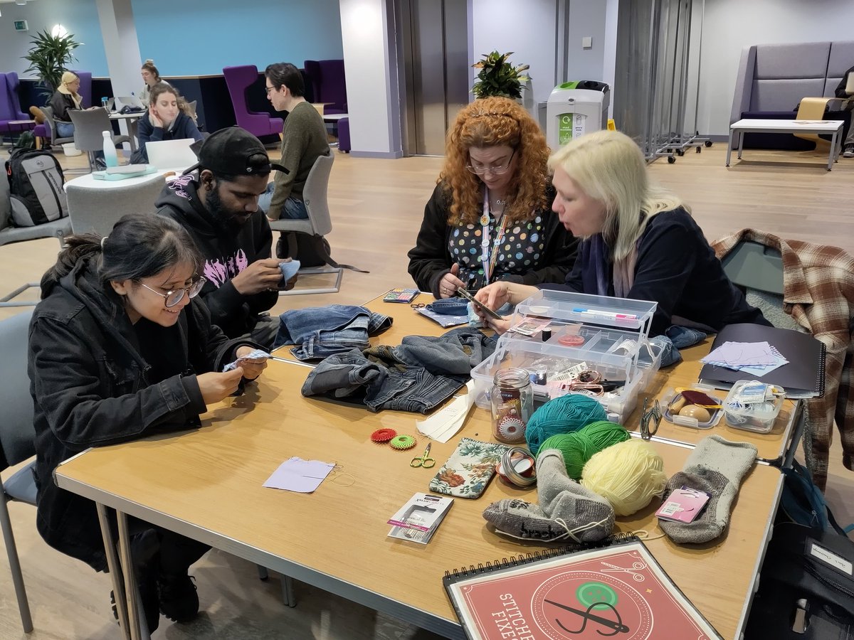 patch_pop's tweet image. It was fab to be back with our patch packs yesterday at @uochester. We taught some basic sewing skills and helped with some fancy customisation. Was particularly nice to do this in front of @AmyTwiggerH's wonderful #fashionfictions World Tour exhibition.