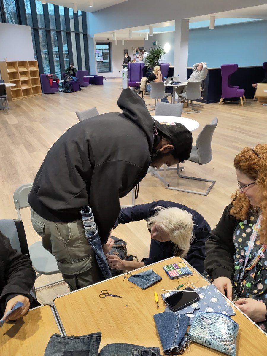 patch_pop's tweet image. It was fab to be back with our patch packs yesterday at @uochester. We taught some basic sewing skills and helped with some fancy customisation. Was particularly nice to do this in front of @AmyTwiggerH's wonderful #fashionfictions World Tour exhibition.