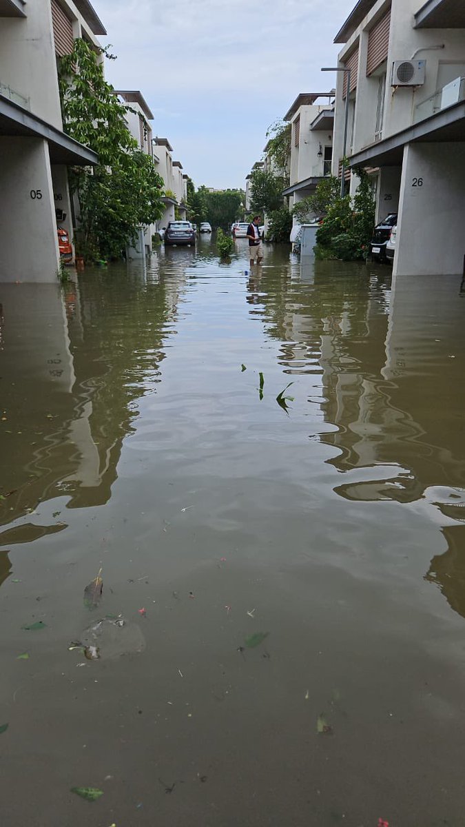 KThendral's tweet photo. Help required! Karapakkam lake breech near KCG college and water has entered  in more than 30 houses. Immediate rescue needed! @chennaicorp @TRBRajaa sir @PriyarajanDMK 
#karapakkam #ChennaiFloods https://t.co/N6n7vXe6KK
