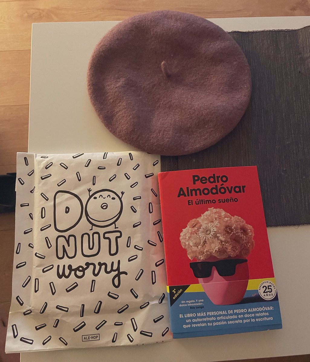 El sábado de madrugada Clari se dejó los regalos que su amiga Mer le regaló por su cumpleaños mientras pinchábamos en el lounge de <a href="/SirocoSala/">Sala Siroco</a> 

Al cerrar la noche cogimos la bolsa por error pensando que era nuestra. Los regalos deben regresar con su propietaria. X haz tu magia