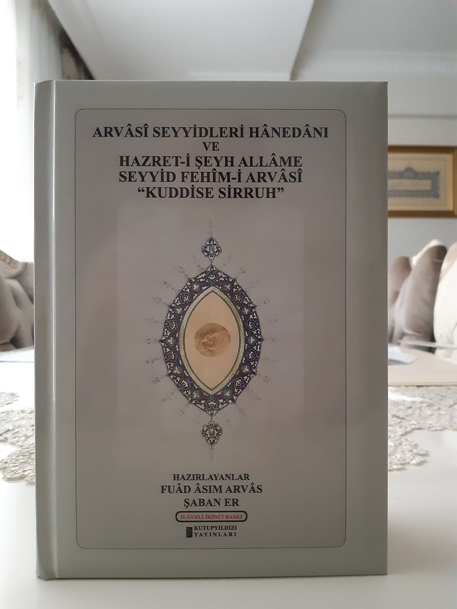 Merhum Necip Fazıl’ın şeyhi olarak tanınan büyük velî Abdülhakim Arvâsî (1865-1943) k.s. nun hocası Seyyid Fehîm Arvâsî (1825-1896), Mekke ve Mısır (Ezher) ulemasının bile ilmine hayran kaldığı XIX. asrın en büyük, zü’l-cenâhayn âlim ve velîlerindendir.