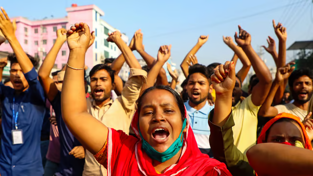 TMIHARINI's tweet photo. Demo buruh berdarah di Bangladesh diduga berpotensi mengancam produksi merk fashion kenamaan Levi’s, H&M hingga Zara.

Seorang buruh perempuan mengungkapkan bahwa ia menghabiskan hampir separuh hidupnya bekerja di pabrik garment. Baju yang ia buat tidak pernah ia pakai. Bahkan upahnya tidak cukup untuk memenuhi kebutuhan sehari-hari.

Buruh pabrik garment di Bangladesh diupah sebesar 8000 taka per bulan (sekitar 1,1jt Rupiah).
