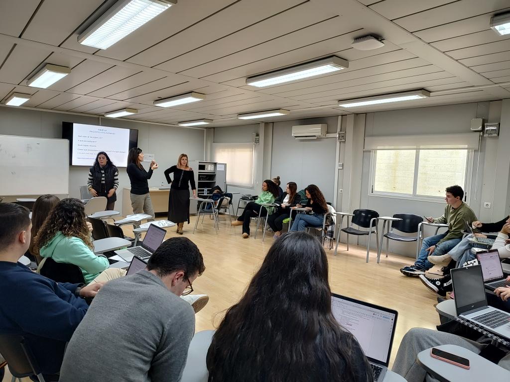 SEZ Mataró (CRP, EAP i LIC) (@semataro) on Twitter photo Gràcies <a href="/Blanquerna/">Blanquerna</a> per deixar-nos presentar els serveis educatius als i a les futures mestres. Ara escoltant #ELIC <a href="/SEciutatvella/">Servei Educatiu Ciutat Vella</a> . Tots junts avancem cap a l'escola inclusiva Gràcies <a href="/Blanquerna/">Blanquerna</a> per deixar-nos presentar els serveis educatius als i a les futures mestres. Ara escoltant #ELIC <a href="/SEciutatvella/">Servei Educatiu Ciutat Vella</a> . Tots junts avancem cap a l'escola inclusiva