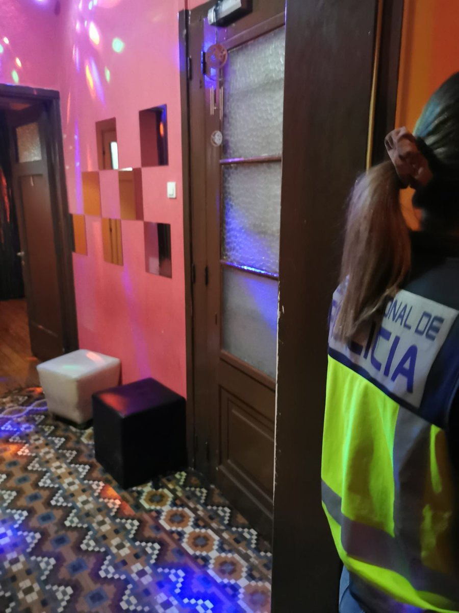 La policía de España informó de la desarticulación de una organización criminal responsable de enviar mujeres venezolanas a través del país y hacia Atenas para exploración sexual.

10 mujeres han sido liberadas y otras 10 personas han sido detenidas.