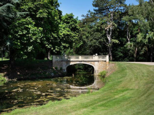 BuildConstDes's tweet photo. .@haddonstone was selected to create a range of high-quality cast stone landscaping components for the considerable gardens at a beautiful, historic property in Leicestershire. #Haddonstone #CastStone
Read more here: https://t.co/KSaIkDd9rc https://t.co/sWbAzdcm2p