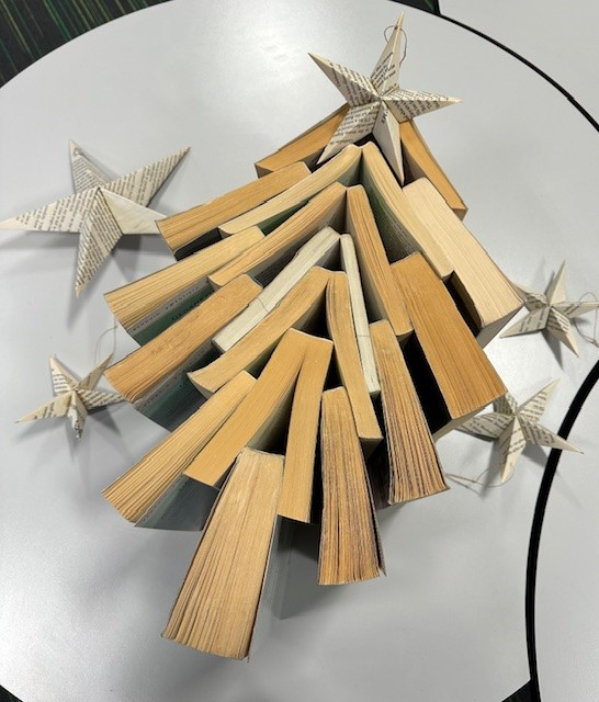BVGATheHub's tweet photo. A 'Book Tree' Christmas tree has appeared in  @BVGATheHub today.
#readingforpleasure #readingcommunity 
@BVGAcademy https://t.co/2AGzMjYeHy