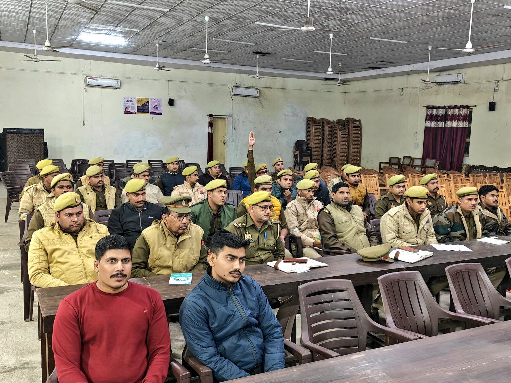 Etahpolice's tweet photo. #OperationJagritiZoneAgra
#socialmedia
#UPPolice 
एटा ~ आपरेशन जागृति को और भी प्रभावी बनाए जाने के दृष्टिगत जनपद स्तर पर एक दिवसीय कार्यशाला का किया गया आयोजन, अपर पुलिस अधीक्षक एटा ने प्रत्येक थाने से आए 57 आरक्षियों एवं महिला आरक्षियों को सोशल मीडिया संचालन का पढ़ाया पाठ। https://t.co/rEZnbevWSo