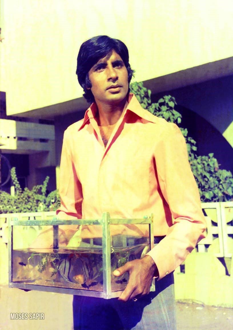 Amitabh Bachchan in 'Majboor' 1974 @SrBachchan amazing performance #49YearsOfMajboor this scene was shot .. on the road in Mumbai which leads into Tardeo-Pedder Road crossing, and Haji Ali