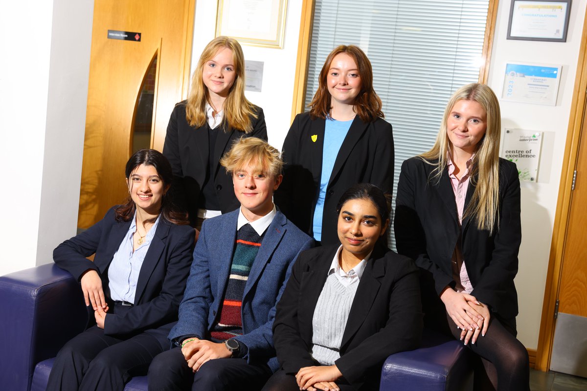 Today is #InternationalVolunteerDay and we're proudly celebrating the kindness of our Sixth Formers ♥. They regularly donate their time to local causes as part of a community volunteering programme ran by @CareersatDAS. Read their stories below ⬇ . dameallans.co.uk/news/news-stor…