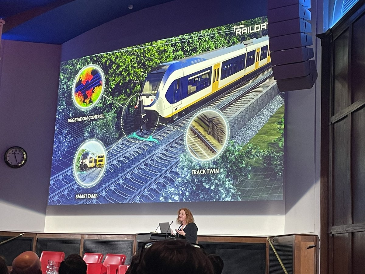We know you’ll all appreciate a photo of a train! DfMs Clare is speaking at #GeoCom23 later today on AI and ML. 

Now, eye-opening data insights from <a href="/fugro/">Fugro</a> on networks - how their modelling has identified capacity gaps, monitors conditions and improves maintenance scheduling.