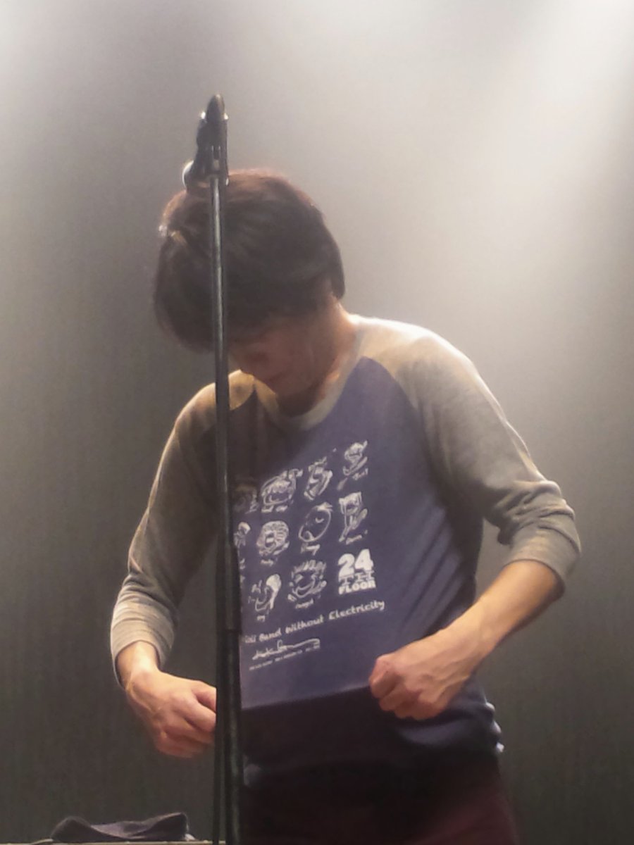 IDEAMASTER10's tweet image. 前にものせたかもだけど、Tシャツを頑張って宣伝している健ちゃん
#黒沢健一