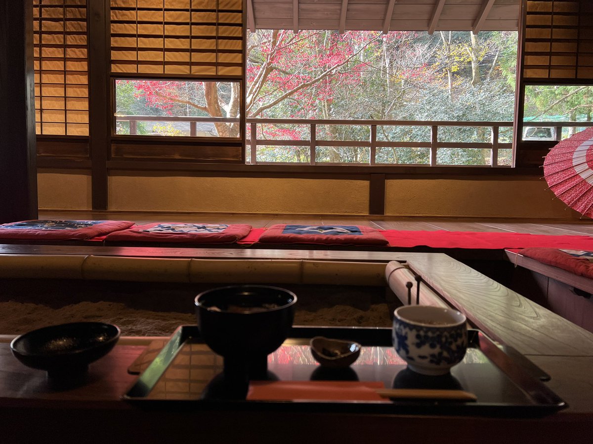 tocokyoto's tweet photo. 白龍園の向かいにあるお休み処でおぜんざいをいただきました。おいしかった...！
秋の美しい景色を気軽に見に来られて、おいしいもん食べて。ありがたいなぁと思いながらお餅を頬張りました🙏 https://t.co/xq6iArx47G