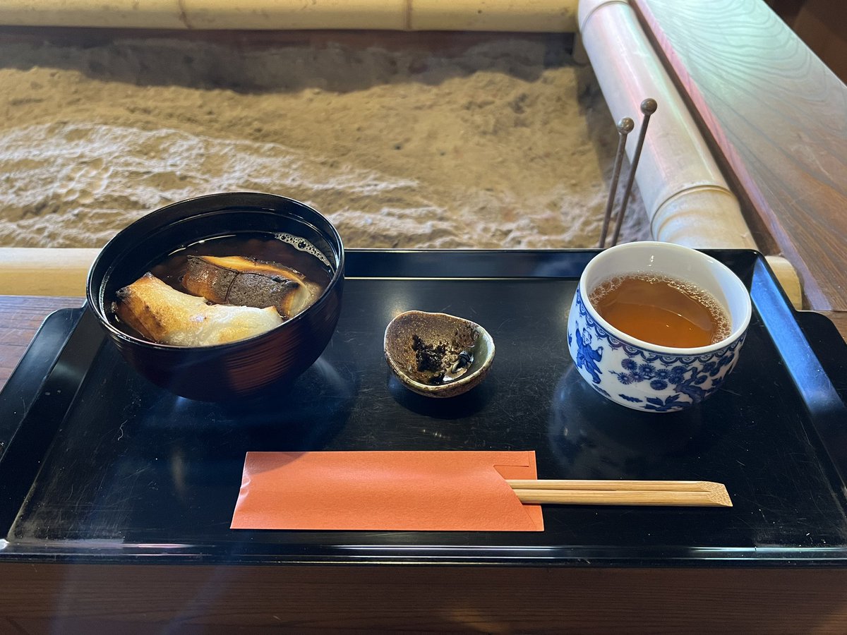 tocokyoto's tweet photo. 白龍園の向かいにあるお休み処でおぜんざいをいただきました。おいしかった...！
秋の美しい景色を気軽に見に来られて、おいしいもん食べて。ありがたいなぁと思いながらお餅を頬張りました🙏 https://t.co/xq6iArx47G