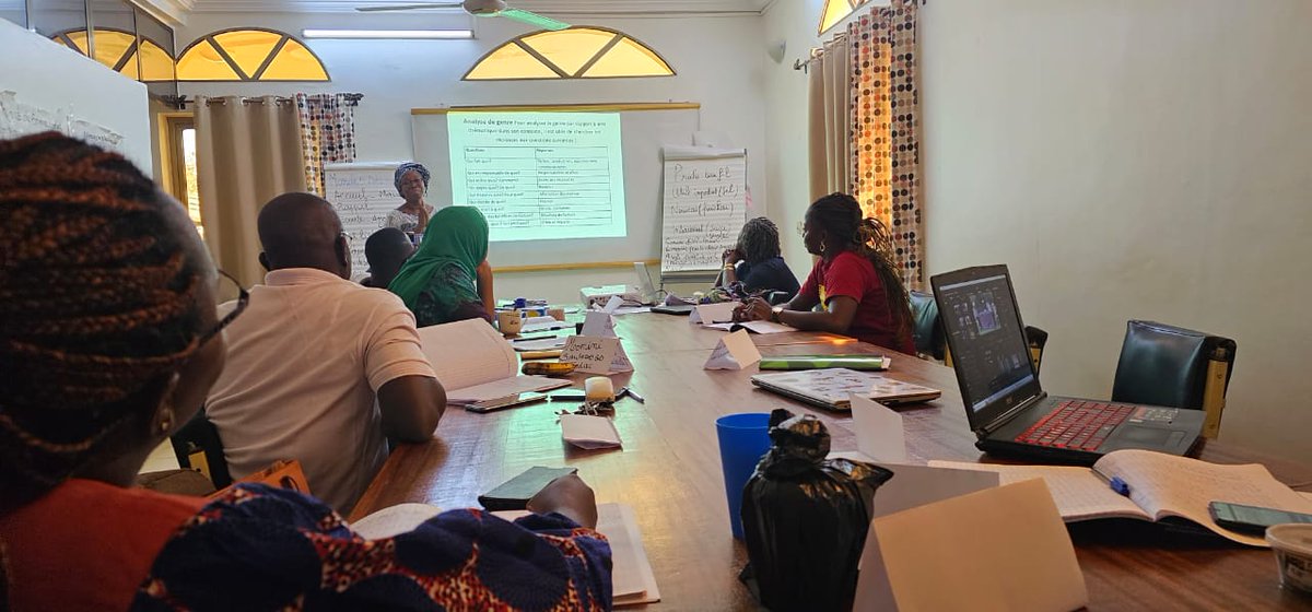 Experts leading experts! Day 2 of our 2-week training course on #genderbias #GBV and #trauma sensitive reporting in #conflict with the wonderful @sophieekoue at @StudioYafa in #BurkinaFaso @FondHirondelle Radio is essential and must be done right! @sheffjournalism 📻