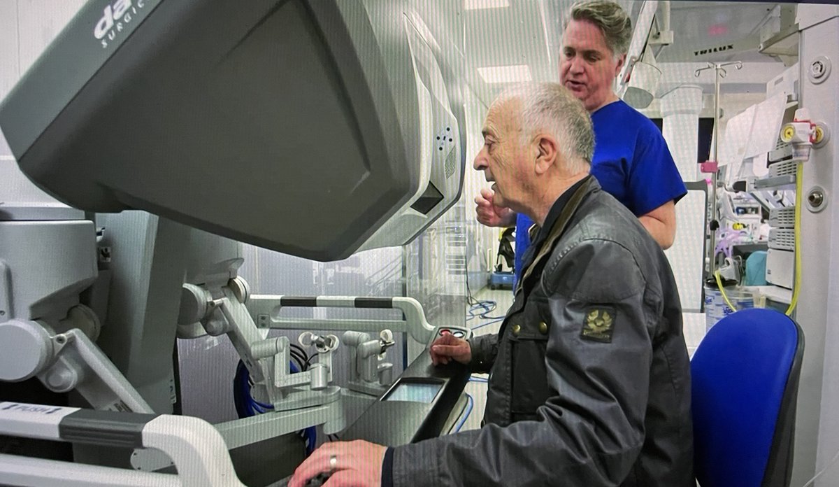 Tune in tonight at 8pm on Yesterday/UKTV to catch Tony Robinson's Marvellous Machines! Tom Routledge, Consultant Thoracic Surgeon hands over the controls to @Tony_Robinson and lets him have a go on our Da Vinci Robot at London Bridge Hospital (don't worry, not on a patient!)