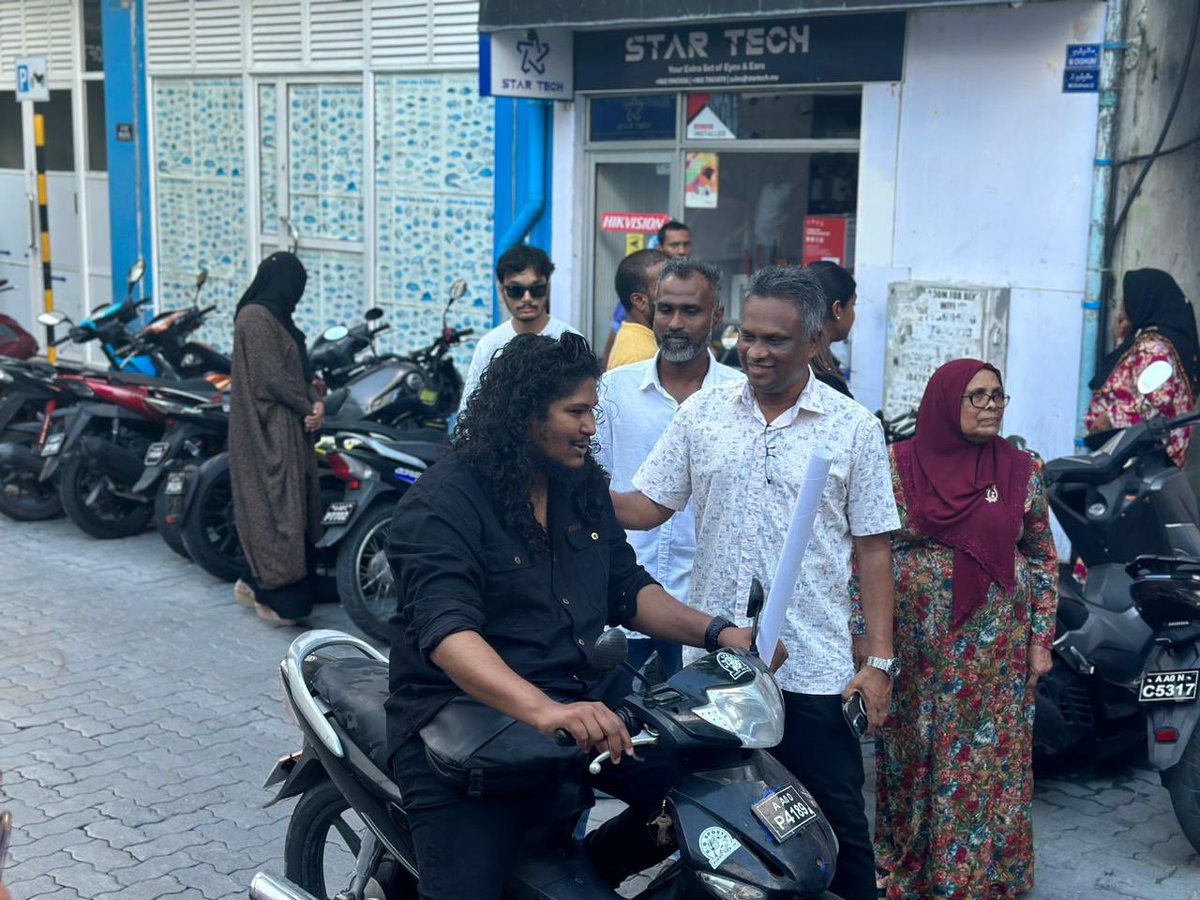 ShahuuRiza's tweet photo. މާލެ މޭޔަރުކަމަށް ކުރިމަތިލައްވަވާފައިވާ @adamazim ރައްޔިތުންގެ ގާތަށް ދޮރުން ދޮރަށް
📍 މާފަންނު ދެކުނު ދާއިރާ
އާދަމް އާޒިމަށް ވާނެ، އާދަމް އާޒިމް ކުރާނެ. 💪
#AzimForMaleMayor
#AdamAzimForMayor https://t.co/KwLrbBMGIe