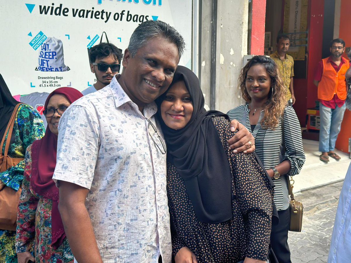 ShahuuRiza's tweet photo. މާލެ މޭޔަރުކަމަށް ކުރިމަތިލައްވަވާފައިވާ @adamazim ރައްޔިތުންގެ ގާތަށް ދޮރުން ދޮރަށް
📍 މާފަންނު ދެކުނު ދާއިރާ
އާދަމް އާޒިމަށް ވާނެ، އާދަމް އާޒިމް ކުރާނެ. 💪
#AzimForMaleMayor
#AdamAzimForMayor https://t.co/KwLrbBMGIe