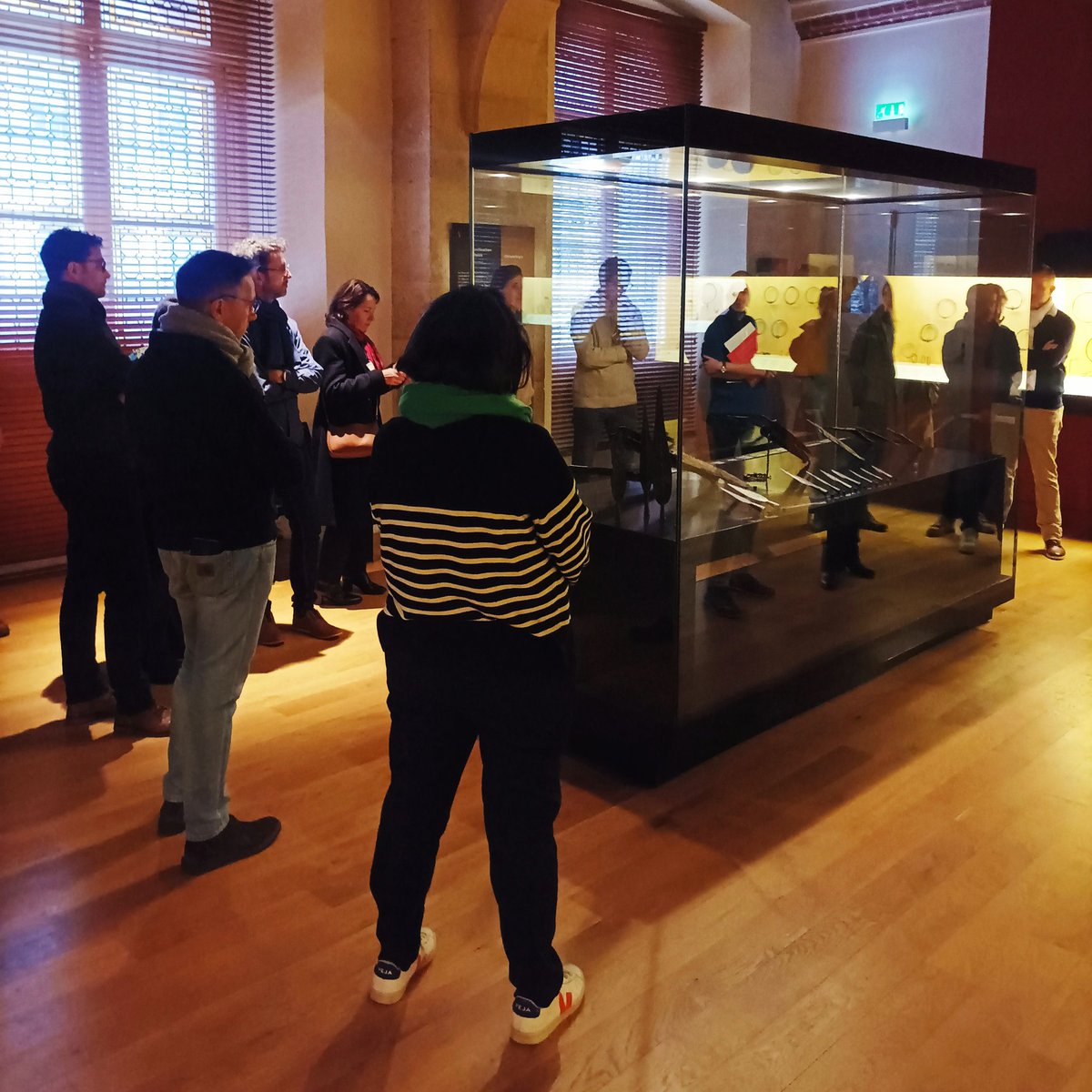 Leonard_Bangkok's tweet photo. Une formation des #EF2D d'histoire géographie de l'AEFE, avec @JulienneJanick en direct du @Archeonationale : connaissez-vous la "muséographie de la grâce" voulue par André Malraux ? Lumière tamisée pour une découverte des superbes collections de référence du musée 😍 https://t.co/HyJ8ZVnCuL