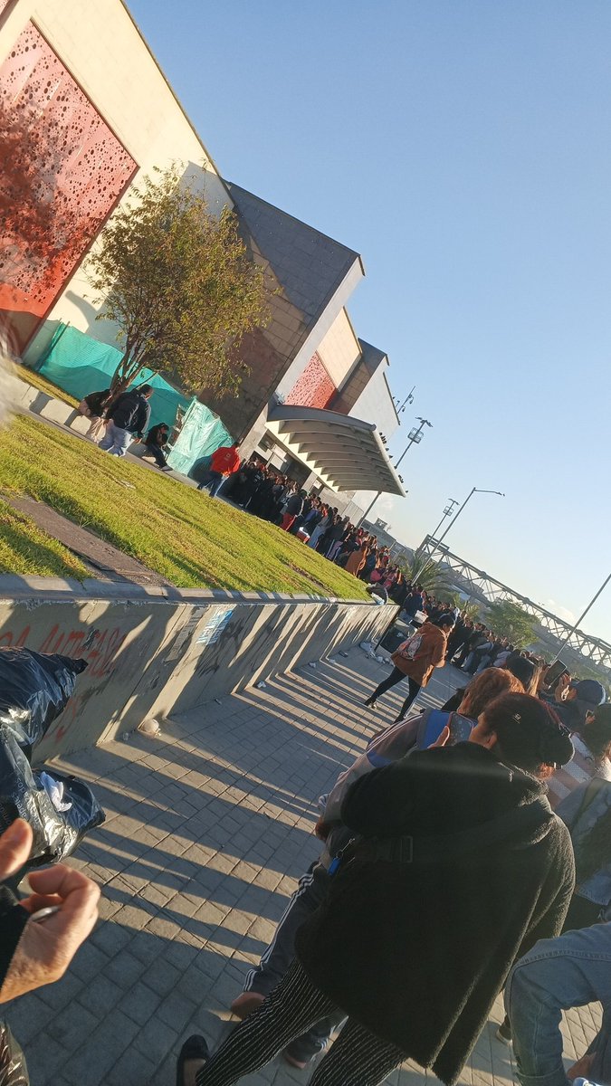 elcajon_denana's tweet photo. Día 2 haciendo fila para ingresar al #PortalAmericas de @TransMilenio
Hasta cuándo vamos a tener que soportar todos sus atropellos? Ahhhh pero eso sí, los $2.950 en cada trayecto son impajaritables!
#transmilenio #Transmiseria @Bogota https://t.co/y5EPzrl1Ve
