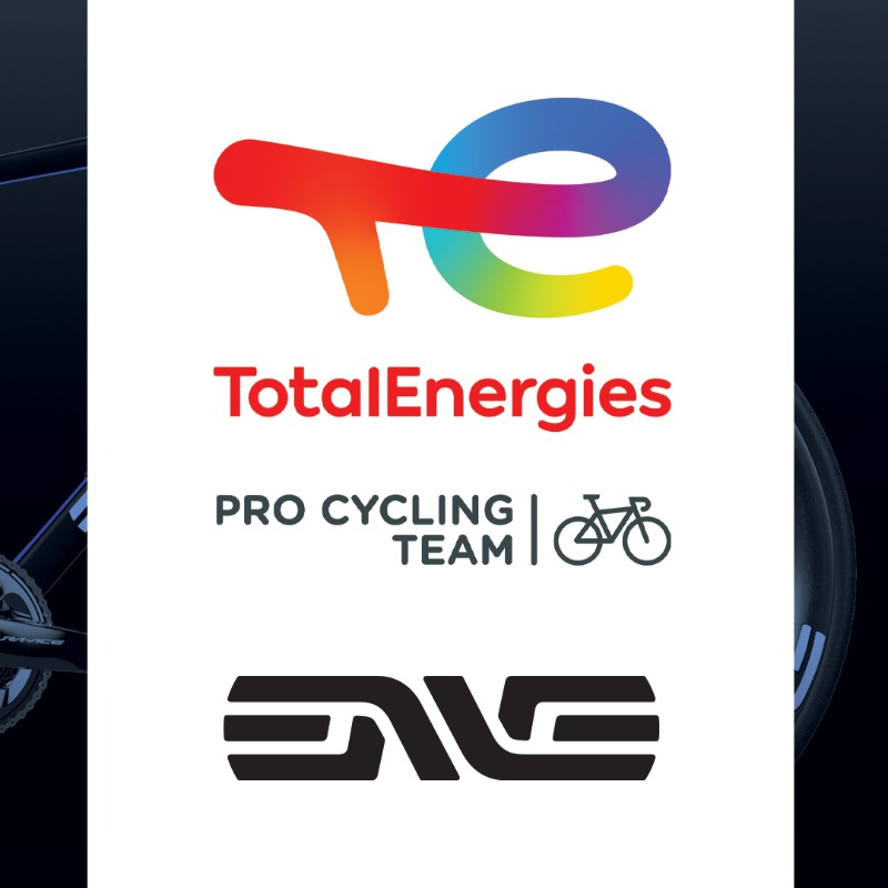 TeamTotalEnrg's tweet photo. Le Team TotalEnergies est ravi d'officialiser sa collaboration avec la marque ENVE en tant que nouveau partenaire cycle. 

Ce partenariat entre nos deux entités permettra au modèle Melee d'équiper l'ensemble des coureurs du Team TotalEnergies pour les 2 prochaines saisons. 🤝
