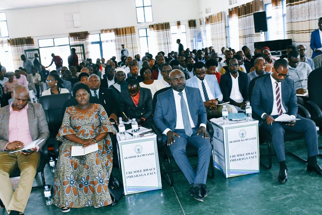 RwandaNorth's tweet photo. @gahundemaurice @JCMusabyimana @mskayisire @dusengiyumvas @RwandaLocalGov @Unity_MemoryRw @DrDamascene Aha ni naho, Guverineri @gahundemaurice ahera ashimira Ubuyobozi bwa @MusanzeDistrict kw'itegurwa ry'iyi nama y'Ihuriro ry'Ubumwe n'Ubudaheranwa, kuko ari  umwanya mwiza wo gusesengura ibi bibazo byose bikibubangamiye no kubikemura bahereye mu mizi https://t.co/mxQBTLsott