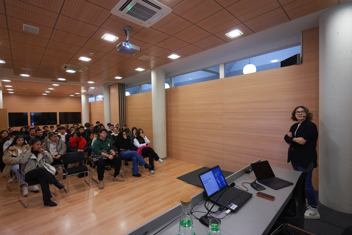 Patricia_Bedoya's tweet photo. 💜 ¡Gracias a @_Ampea_ por invitarme a las jornadas #FPON!
🤖 Di la charla: "STEAM Ahead: Desprogramando los Roles de Género", donde discutimos cómo #STEAM, el emprendimiento y la tecnología empoderan a las mujeres. 🚀 https://t.co/Yp83N5PVf3