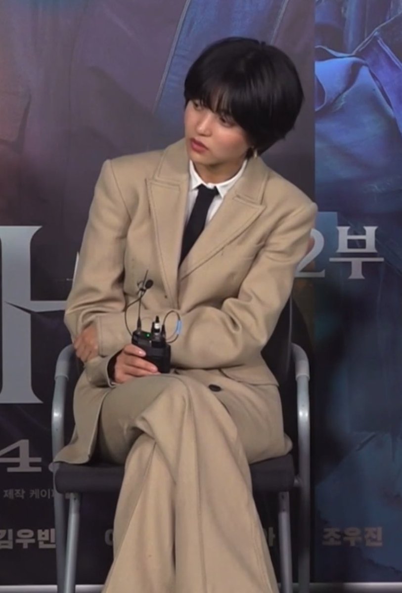 taericasso's tweet image. I think it’s illegal how we never got a selca of kim taeri in this fit