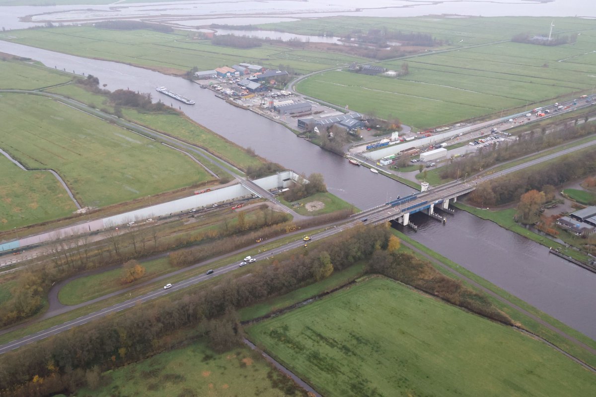 Door extra werkzaamheden aan brug #Uitwellingerga is de brug morgen van 08.30 tot 13.30 uur ook dicht voor fietsers en voetgangers. Er worden pendelbussen ingezet. De vertraging kan oplopen tot 30 minuten. Wij vragen hiervoor uw begrip. Lees meer 👉 hld.rws.nl/nieuws/2611641… #HLD