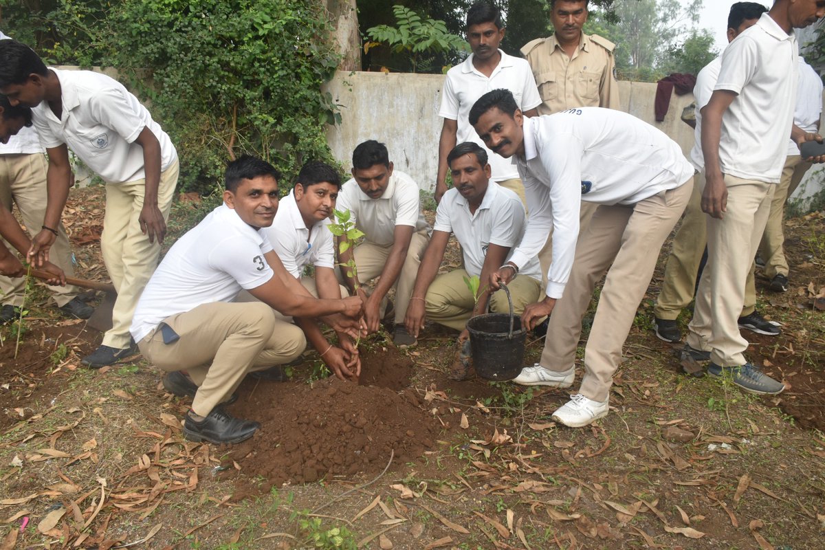 ૬ ઠ્ઠી ડીસેમ્બર હોમગાર્ડઝ અને નાગરિક સંરક્ષણ દિવસની વાર્ષિક ઉજવણીનાં ભાગરૂપે પંચમહાલ જીલ્લાના હોમગાર્ડઝ સભ્યોએ  પ્રભાતફેરી તથા વ્રુક્ષારોપણ જેવા કાર્યક્રમોમાં ઉત્સાહભેર ભાગ લીધો તે પ્રસંગની તસવીરો. <a href="/dghg_gujarat/">DGHG Gujarat</a>