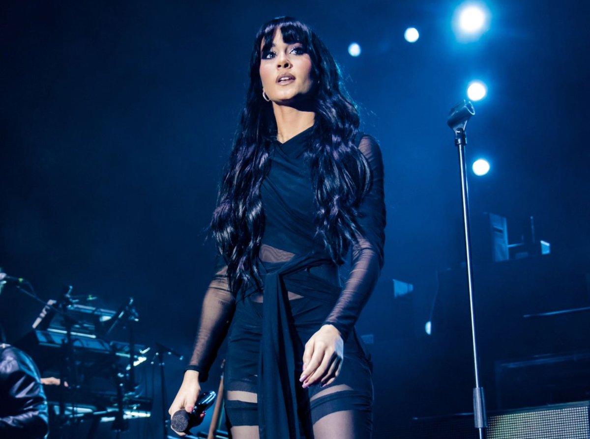 elmundotoday's tweet photo. Aitana levanta otra polémica al asegurar en mitad de un concierto que el razonamiento inductivo y la creencia en la causalidad sí pueden justificarse racionalmente: https://t.co/XDXFeItKwg https://t.co/4ml6aZAwEA