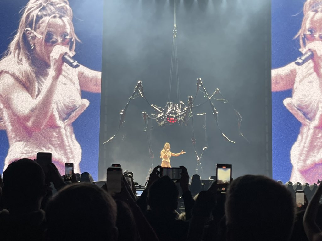 vandylm3's tweet photo. Great concert last night, long drive home, now off to San Fran 🥱 https://t.co/ylqGLoYyuo