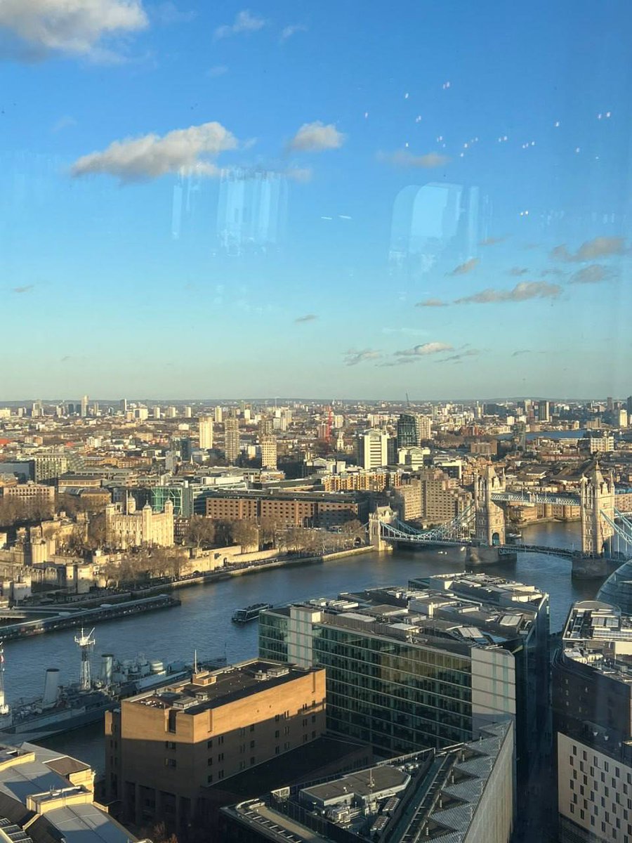 When in London, don't miss out on a meal at the Aqua Shard restaurant 🎄☃️🇬🇧🖤