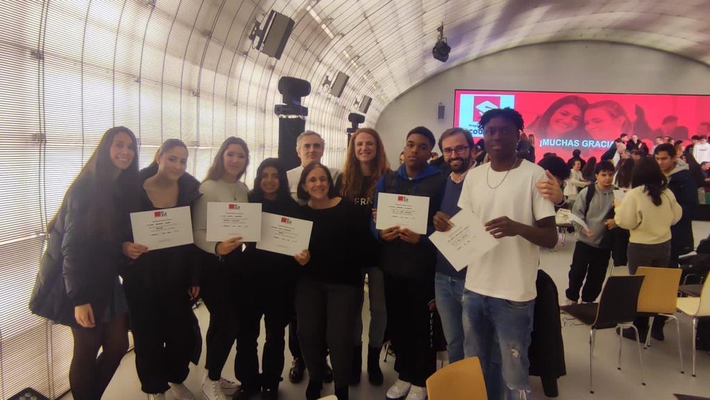 Iesfedericafuen's tweet photo. Los alumnos de #fpbasica en la última sesión del #proyectocoach de la #fudacionexit.
Gracias a todas las empresas que han participado.
🎉Enhorabuena por este gran trabajo cooperativo.
#fp #soyfp #comunidaddemadrid #datsur #formacionprofesional https://t.co/DIpr3SmPA2