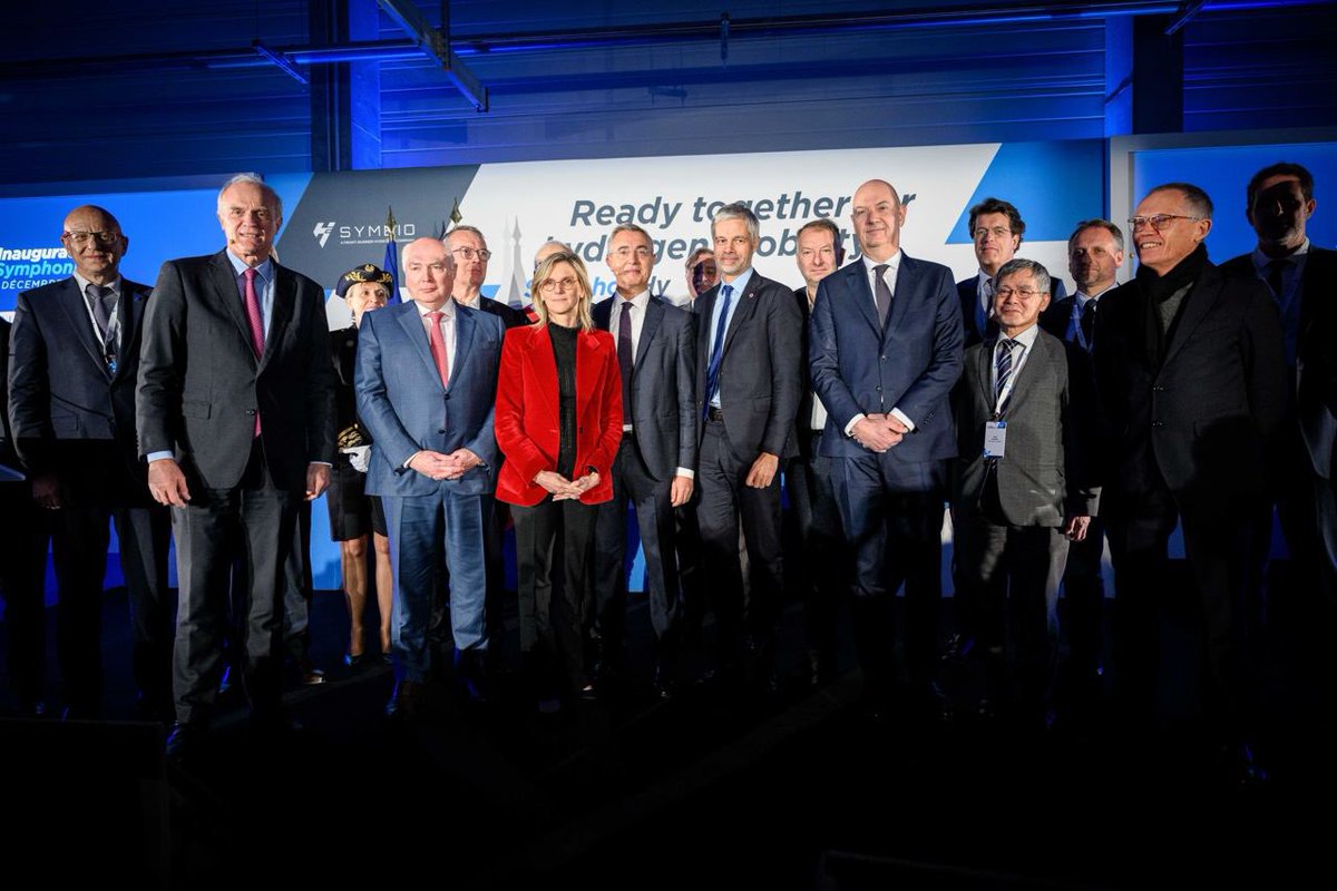 Dès 2020, nous avons investi dans l’hydrogène. 9 milliards d’euros d’ici 2030, 150 projets déjà soutenus par #France2030. Fiers d’inaugurer avec <a href="/RolandLescure/">Roland Lescure</a> la gigafactory de piles à hydrogène de Symbio à Saint-Fons. 3 champions européens de l’automobile réunis, 750 emplois.