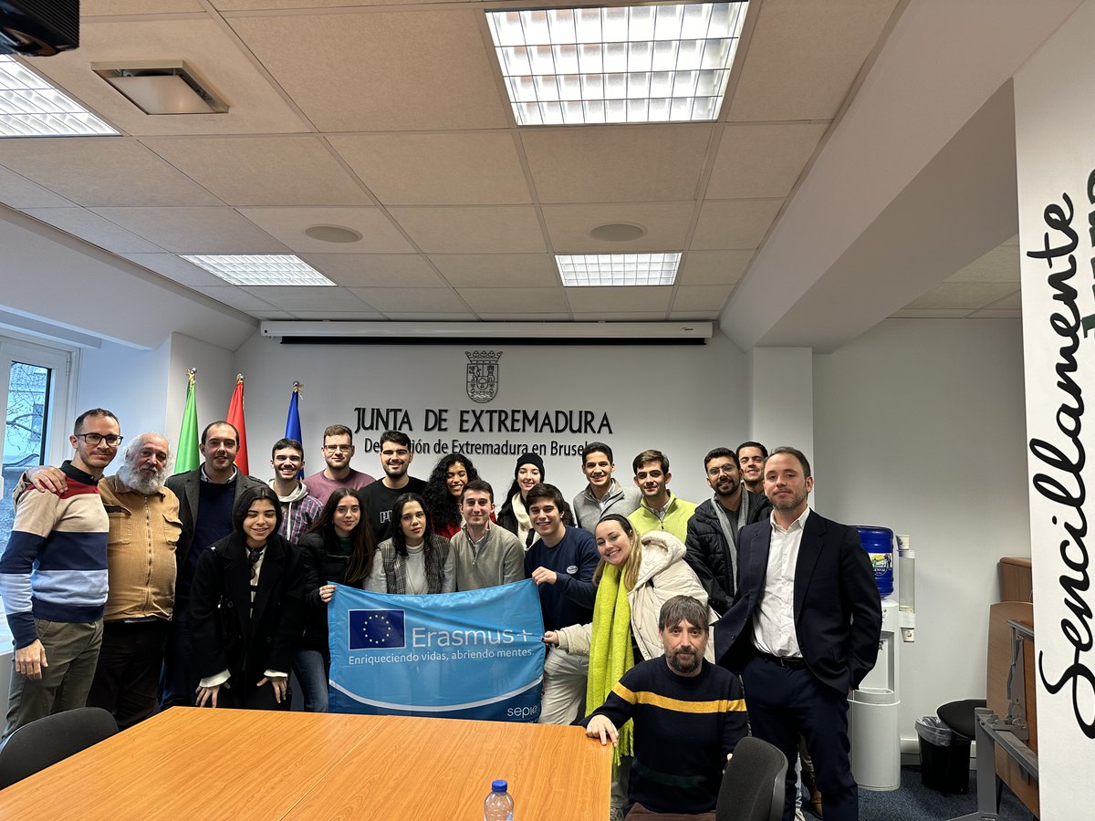 JuntaEx_Europa's tweet photo. Recibimos en #Bruselas a jóvenes extremeños de la Asociación @holaextremundo y portugueses de la organización Propósito Inadiavel para explicarles el funcionamiento de la la Delegación de Extremadura y explorar vías de colaboración. 🌍 https://t.co/8ILZek7Mms