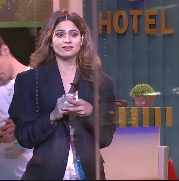 Neferttiti_'s tweet photo. Ahhhh, she's so GORGEOUS 💗 #ShamitaShetty https://t.co/6EBOWMQzTs