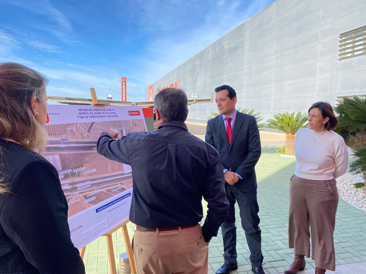 Fomento_RM's tweet photo. ℹ️ Fomento e @HIMOINSA_Global suscriben un convenio por importe de 1,7 millones para mejorar el drenaje de la carretera del #MarMenor.

@JM_Pancorbo:
🗣"Las obras solventarán el peligro que suponen para la seguridad vial las inundaciones de la zona"
🔗 https://t.co/mIy0HEyhcu https://t.co/i1iRLYo6Fa