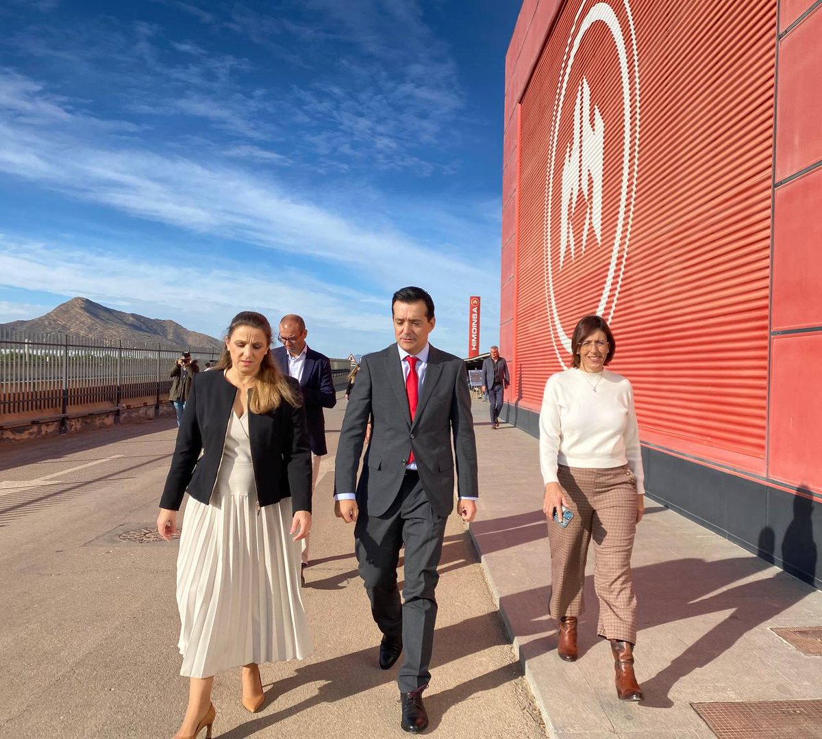 Fomento_RM's tweet photo. ℹ️ Fomento e @HIMOINSA_Global suscriben un convenio por importe de 1,7 millones para mejorar el drenaje de la carretera del #MarMenor.

@JM_Pancorbo:
🗣"Las obras solventarán el peligro que suponen para la seguridad vial las inundaciones de la zona"
🔗 https://t.co/mIy0HEyhcu https://t.co/i1iRLYo6Fa