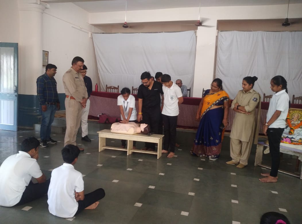 વાંસદા પોલીસ સ્ટેશન દ્રારા શ્રી પ્રતાપ હાઈસ્કૂલ વાંસદા ખાતે Student Police Cadet ના ત્રિદિવસીય કેમ્પના પ્રથમ દિવસે MD ડોક્ટરશ્રીના સહયોગથી ડેમોન્સ્ટ્રેશન સાથે CPR (Cardiopulmonary Resuscitation) સંબંધિત માર્ગદર્શન આપવામાં આવ્યું.<a href="/dgpgujarat/">DGP Gujarat</a> <a href="/GujaratPolice/">Gujarat Police</a>